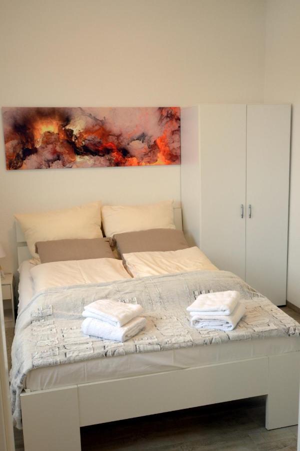 Unique Zentrale Moderne 2 Zimmer Wohnung Nahe Dem Park 빌린겐슈베닝겐 외부 사진